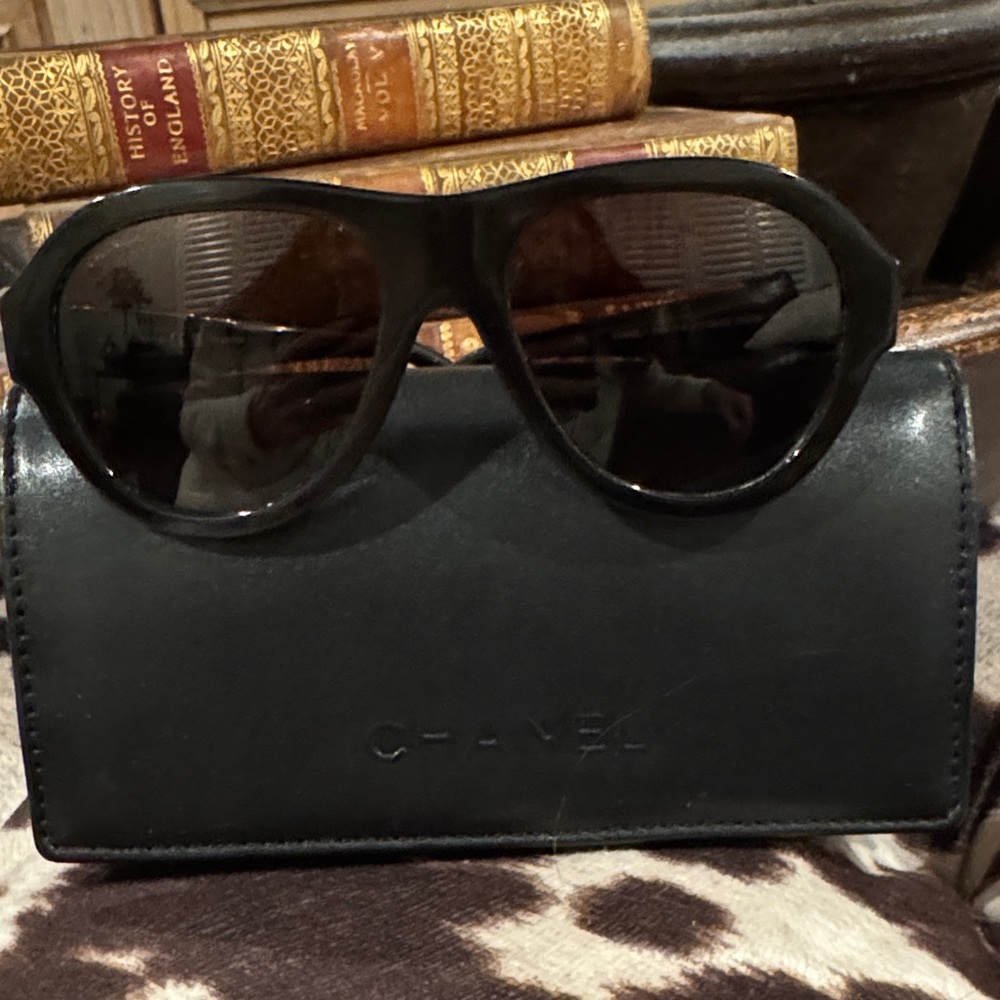 Chanel Pilot Polarized aviator sunglasses in quilted leather case